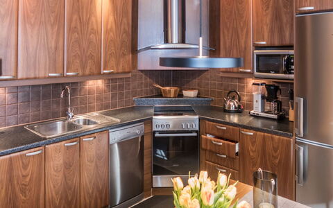 Harjula: Cocina, Aparato De Cocina, Mostrador, Electrodoméstico, Madera, Piso, Gabinetes, Diseño De Interiores, Electrodoméstico, Mueble