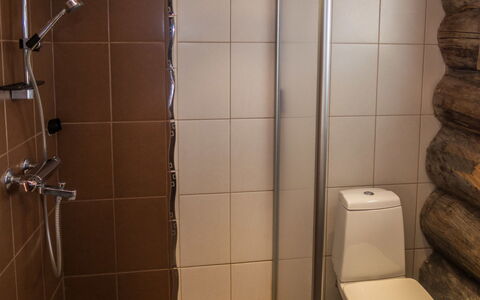 Harjula: Asiento Del Baño, Baño, Piso, Baño, Arreglo De Tubería, Suelo, Diseño De Interiores, Plomería, Habitación, Loseta