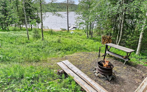 Hallan Kelo: Entorno Natural, Hierba, Madera, Planta De La Comunidad, Mesa De Picnic, Mueble Para Exteriores, Bosque, Mesa Al Aire Libre, Reserva Natural
