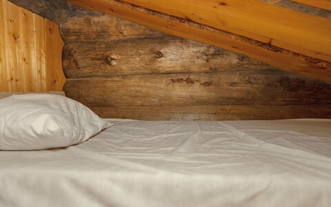 Saarenkainalo: Madera, Habitación, Suelo, Piso, Cama, Sábana, Lecho, Marrón, Madera Dura, Linos