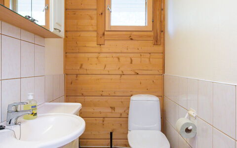 Hot Pool Cottage Iitu: Piso, Pared, Asiento Del Baño, Lavabo Del Baño, Arreglo De Tubería, Baño, Suelo, Madera, Lavabo, Baño