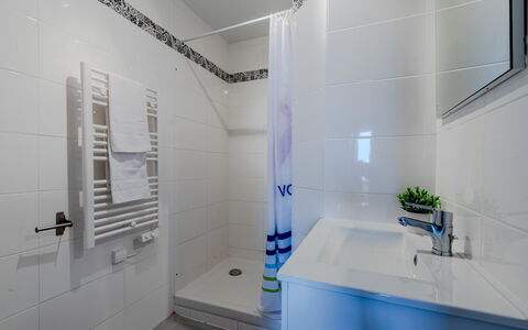 Martinique 2 3: Arreglo De Tubería, Grifo, Propiedad, Lavabo, Baño, Edificio, Púrpura, Espejo, Diseño De Interiores, Casa