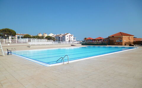 Martinique 2 3: Agua, Cielo, Edificio, Piscina, Azur, Rectángulo, Mueble Para Exteriores, Casa, Material Compuesto, Ocio