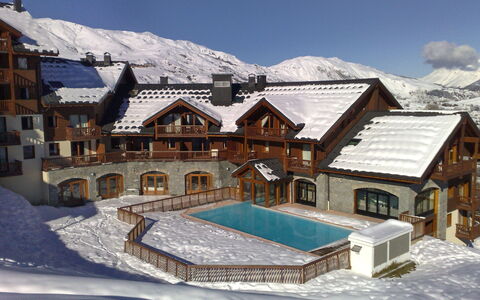 Le Corbier 700: Nieve, Edificio, Cielo, Ventana, Mundo, Montaña, Casa, Nube, Pendiente, Madera