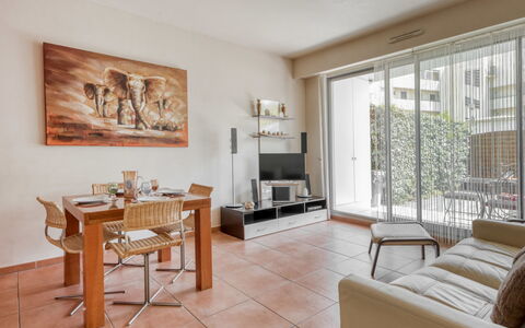 Antibes 185: Mueble, Mesa, Sofá, Madera, Arquitectura, Diseño De Interiores, Sala, Suelo, Piso, Marco