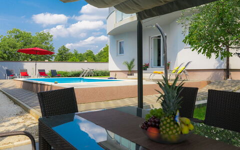 Amber: Planta, Edificio, Cielo, Propiedad, Mueble, Agua, Nube, Azur, Árbol, Planta De Casa