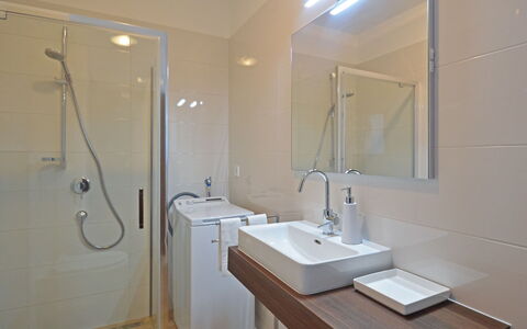 Lupetina: Grifo, Espejo, Arreglo De Tubería, Lavabo, Propiedad, Lavabo Del Baño, Baño, Diseño De Interiores
