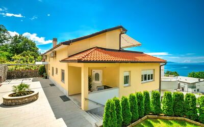 Opatija Matulji 401: Propiedad, Casa, Casa, Edificio, Bienes Raíces, Inmuebles, Arquitectura, Barrio Residencial, Villa, Techo