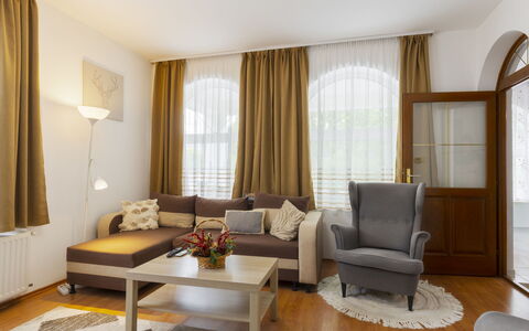 Goliath: Mueble, Diseño De Interiores, Piso, Sofá, Suelo, Madera, Sala, Habitación, Departamento, Textil
