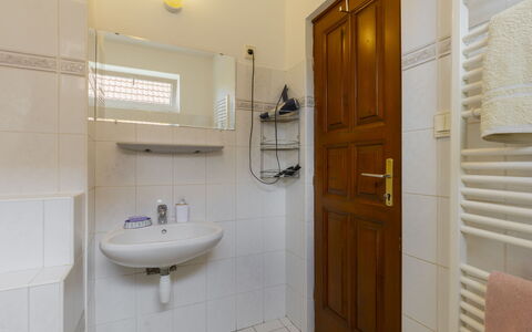 Goliath: Arreglo De Tubería, Lavabo Del Baño, Piso, Suelo, Diseño De Interiores, Lavabo, Plomería, Baño, Grifo, Techo