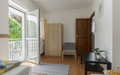 Goliath: Mueble, Diseño De Interiores, Madera, Piso, Suelo, Habitación, Habitación, Techo, Cama, Manchas De Madera