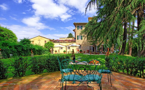 Villa Lorenza: Propiedad, Edificio, Bienes Raíces, Casa, Inmuebles, Casa, Árbol, Barrio Residencial, Mansión, Habitación