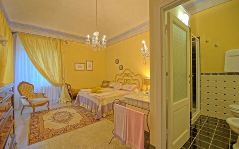 Villa Lorenza: Habitación, Cama, Propiedad, Mueble, Amarillo, Habitación, Diseño De Interiores, Edificio, Suelo, Casa