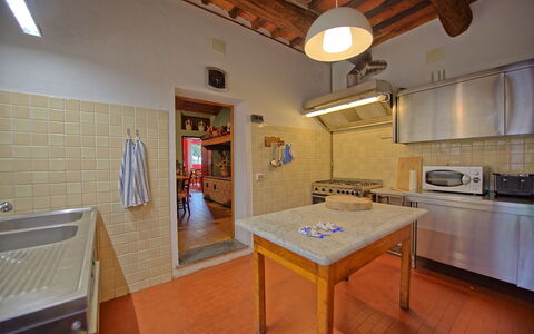 Villa Lorenza: Habitación, Propiedad, Edificio, Mueble, Cocina, Mostrador, Diseño De Interiores, Casa, Suelo, Gabinetes