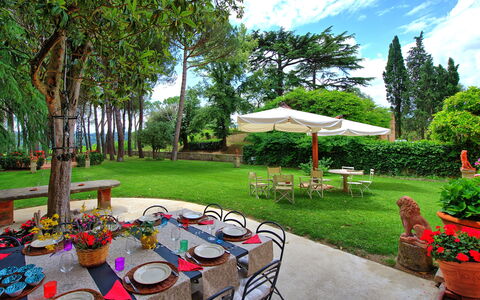 Villa Lorenza: Propiedad, Yarda, Jardín, Patio Interior, Bienes Raíces, Césped, Patio, Casa, Casa, Árbol
