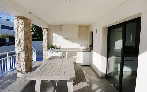 Gunella: Propiedad, Edificio, Casa, Habitación, Diseño De Interiores, Mueble, Suelo, Arquitectura, Mesa, Bienes Raíces