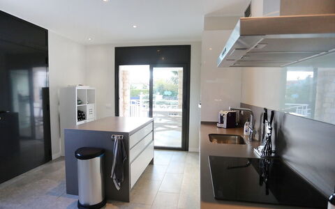 Gunella: Mostrador, Habitación, Propiedad, Diseño De Interiores, Mueble, Edificio, Cocina, Suelo, Techo, Casa