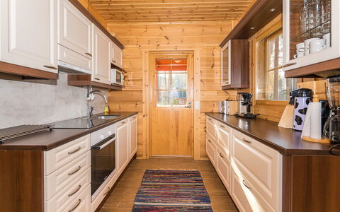 Lokinsiipi: Cocina, Madera, Mostrador, Gabinetes, Electrodoméstico, Piso, Aparato De Cocina, Diseño De Interiores, Techo, Casa
