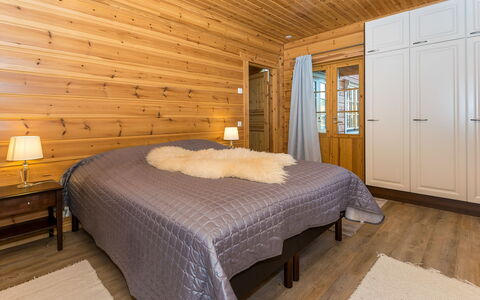 Lokinsiipi: Diseño De Interiores, Piso, Suelo, Madera, Techo, Suelos De Madera, Mueble, Cama, Habitación, Habitación