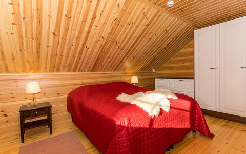 Lokinsiipi: Cama, Habitación, Diseño De Interiores, Piso, Suelo, Madera, Techo, Sábana, Lecho, Suelos De Madera