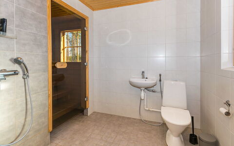 Lokinsiipi: Piso, Arreglo De Tubería, Suelo, Madera, Diseño De Interiores, Baño, Lavabo Del Baño, Techo, Lavabo, Grifo