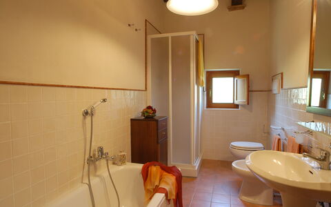 La Valle: Baño, Habitación, Propiedad, Edificio, Diseño De Interiores, Arreglo De Tubería, Lavabo Del Baño, Casa, Bienes Raíces, Arquitectura