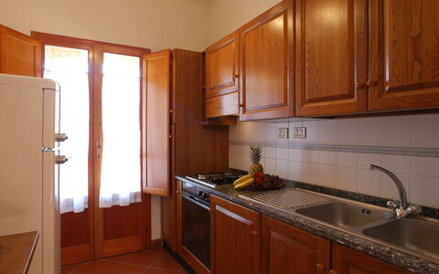 La Valle: Mostrador, Habitación, Gabinetes, Mueble, Propiedad, Cocina, Edificio, Electrodoméstico, Lavabo, Diseño De Interiores