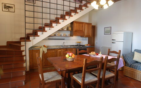 La Valle: Habitación, Propiedad, Edificio, Mueble, Diseño De Interiores, Casa, Mesa, Suelo, Comedor, Bienes Raíces