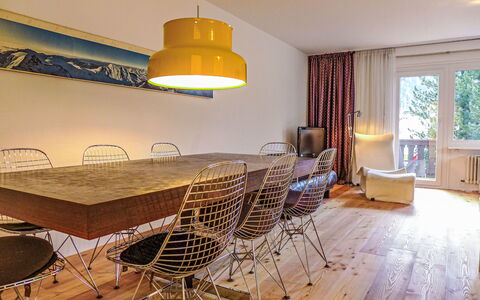 Chesa Vuorcha: Mueble, Mesa, Propiedad, Ventana, Madera, Silla, Diseño De Interiores, Encendiendo, Suelo, Piso