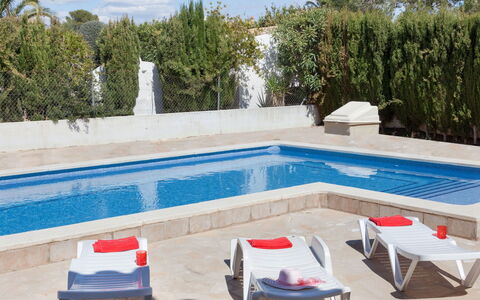 Villa Sant Jordi: Agua, Propiedad, Piscina, Cielo, Azur, Nube, Rectángulo, Mueble Para Exteriores, Sombra, Árbol