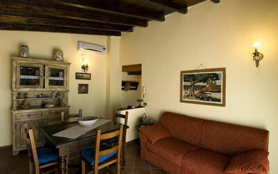 Ivoni 2: Habitación, Propiedad, Edificio, Mueble, Diseño De Interiores, Casa, Sala, Bienes Raíces, Techo, Mesa