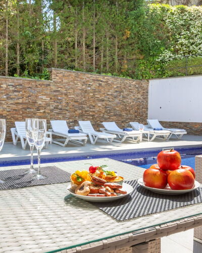 Palmbeach: Mueble, Piscina, Mueble Para Exteriores, Piso, Suelo, Material Compuesto, Recurso, Silla, Planta De Casa, Sombra