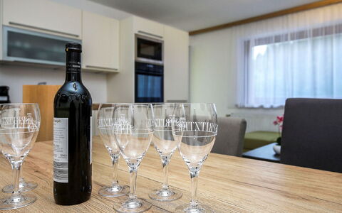 Radenthein 110: Vajilla, Mesa, Stemware, Mueble, Drinkware, Botella, Copa De Vino, Barware, Ventana, Vino