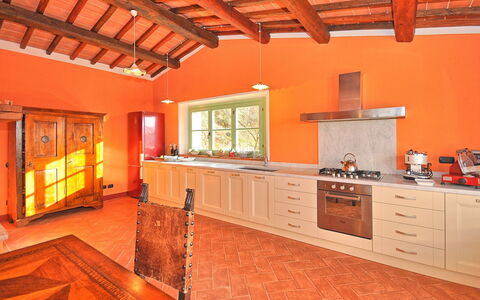 Villa Noceta: Propiedad, Habitación, Naranja, Edificio, Mueble, Techo, Cocina, Casa, Diseño De Interiores, Casa