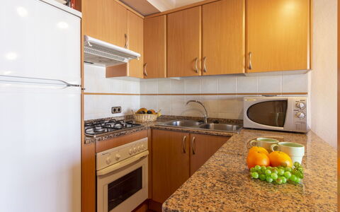 Salvagina 53: Mostrador, Gabinetes, Fregadero, Lavabo, Propiedad, Mueble, Estufa De Cocina, Aparato De Cocina, Cocina, Grifo