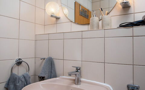 Norddeich 716: Grifo, Espejo, Lavabo, Arreglo De Tubería, Propiedad, Lavabo Del Baño, Baño, Diseño De Interiores, Arquitectura, Encendiendo