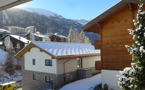 Zermatt 654: Edificio, Cielo, Nieve, Propiedad, Ventana, Montaña, Casa, Árbol, Pendiente, Planta
