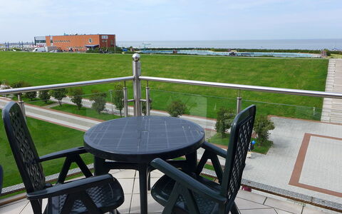 Meerblick: Cielo, Mesa, Propiedad, Edificio, Silla, Nube, Mueble Para Exteriores, Mesa Al Aire Libre, Sombra, Hierba