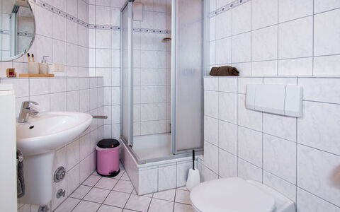Meerblick: Arreglo De Tubería, Lavabo, Propiedad, Púrpura, Lavabo Del Baño, Baño, Edificio, Grifo, Diseño De Interiores, Arquitectura