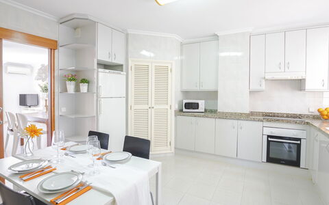 Nautic 3: Gabinetes, Mueble, Propiedad, Edificio, Mostrador, Lavabo, Cocina, Silla, Encendiendo, Mesa