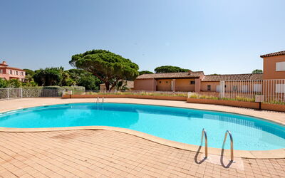 Sainte Maxime 152: Agua, Cielo, Edificio, Piscina, Planta, Árbol, Rectángulo, Mueble Para Exteriores, Casa, Hierba