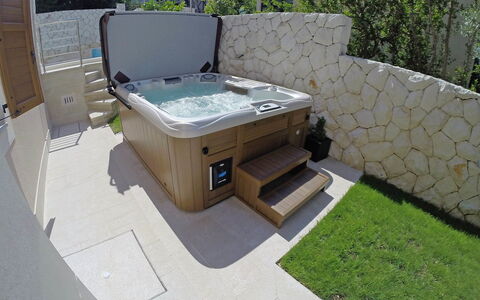 Villa Mustra: Propiedad, Hierba, Jacuzzi, Casa, Arquitectura, Patio Interior, Planta De La Comunidad, Suelo, Paisajismo, Planta