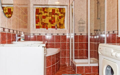 Colore: Cuarto De Lavado, Propiedad, Diseño De Interiores, Gabinetes, Arreglo De Tubería, Madera, Piso, Suelo, Secadora De Ropa, Pared