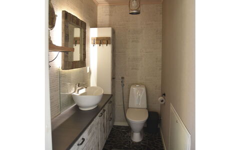 Villa Miestamo: Pared, Arreglo De Tubería, Lavabo Del Baño, Baño, Piso, Lavabo, Diseño De Interiores, Suelo, Plomería, Grifo