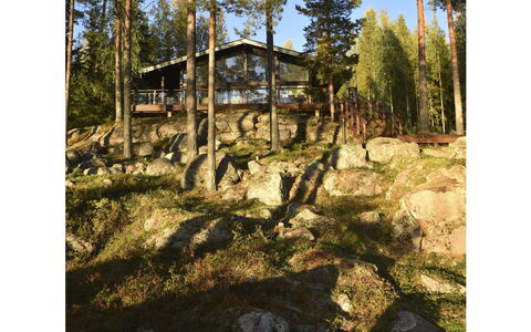 Villa Miestamo: Madera, Cabaña, Bosque, Bosque, Cuarto De Troncos, Material Natural, Sombra, Porche, Edificios Del Jardín