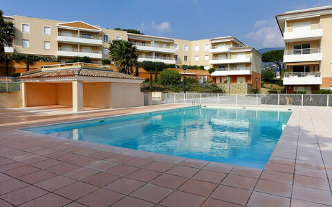 Cavalaire 154: Agua, Cielo, Edificio, Planta, Ventana, Piscina, Nube, Azur, Árbol, Casa