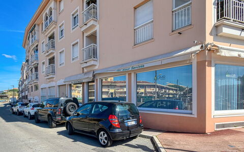 Saint-Raphaël 161: Rueda, Coche, Vehículo, Ventana, Propiedad, Edificio, Azul, Cielo