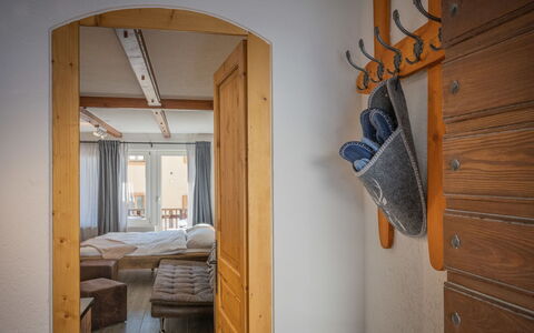 Morthey 3: Edificio, Propiedad, Mueble, Madera, Casa, Comodidad, Diseño De Interiores, Suelo, Puerta, Piso