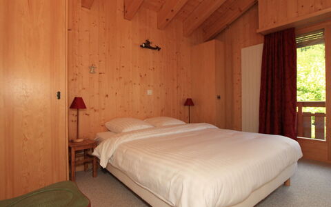 Ovronnaz 505: Mueble, Propiedad, Comodidad, Madera, Marco De La Cama, Textil, Diseño De Interiores, Cama, Ventana