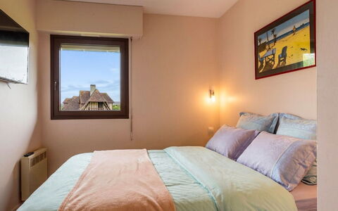 Les Manoirs: Cama, Habitación, Diseño De Interiores, Pared, Sábana, Lecho, Madera, Suelo, Habitación, Linos